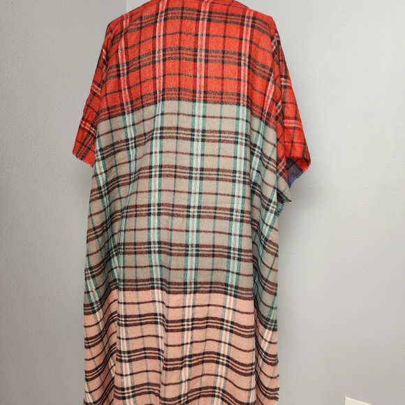 Do everything in love cape/poncho - Picture 10 of 10